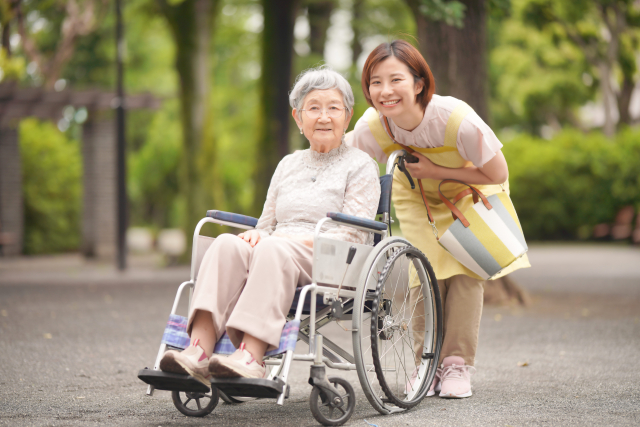 【初心者必見】介護の基本用語をマスター！「トランス介助」「褥瘡」「ADL」の意味と現場での実践ポイントを分かりやすく解説