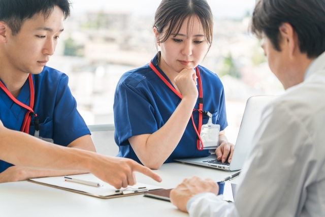 医療介護の研修制度を徹底解説！OJT・Off-JTからプリセプター、キャリアアップまで