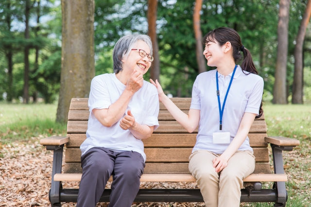 【介護職必見】利用者への言葉遣いは敬語？タメ口？信頼関係を深めるコミュニケーション術