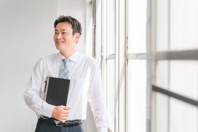 【保存版】教員免許を活かせる仕事5選！学校の先生以外で活躍できる転職先と成功の秘訣
