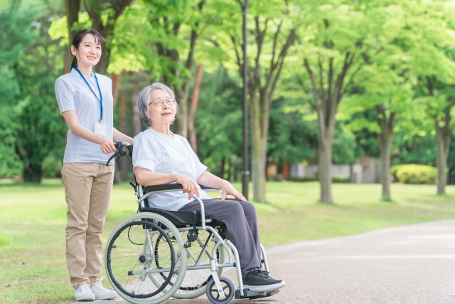 【保存版】認知症の基礎知識｜種類・症状の特徴から仕事で役立つ資格まで徹底解説！