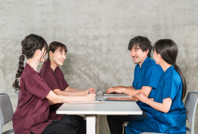 【医療・介護関係者必見】「カンファレンス」と「サービス担当者会議」の明確な違いとは？目的や参加者を徹底解説