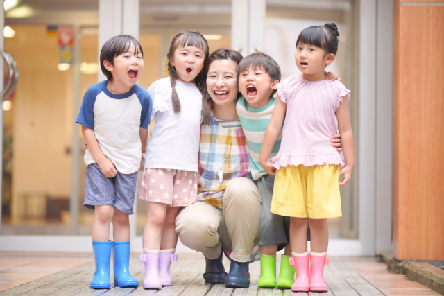 幼稚園教諭の仕事内容とは？通勤スタイル・やりがい・保育士との違い・免許の取り方を徹底解説！
