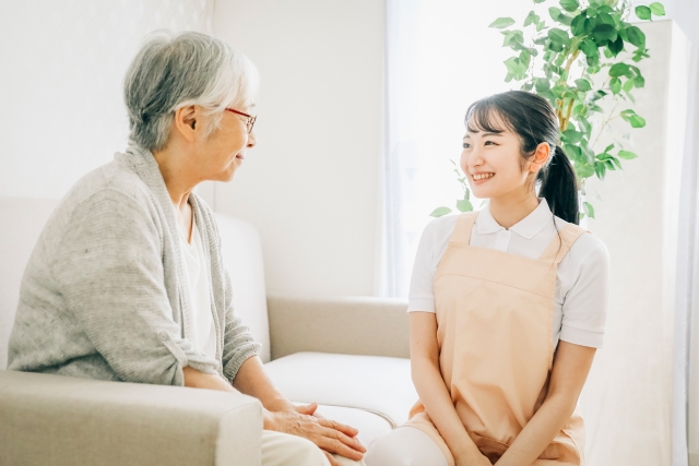 【完全ガイド】訪問看護の「生活ケア」とは？食事・排泄・服薬サポートの内容と家族の負担を減らす活用法