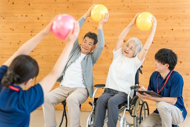 【2026年最新】機能訓練指導員の仕事内容とは？資格要件や通勤スタイル・給与まで徹底解説