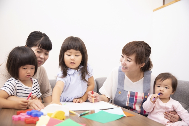 認定こども園とは？幼稚園・保育園との違いや4つの種類、必要な資格・給料を徹底解説！
