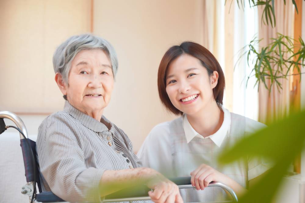 ホームヘルパー（訪問介護員）とは？仕事内容・資格の取得方法・リアルな給料事情まで解説