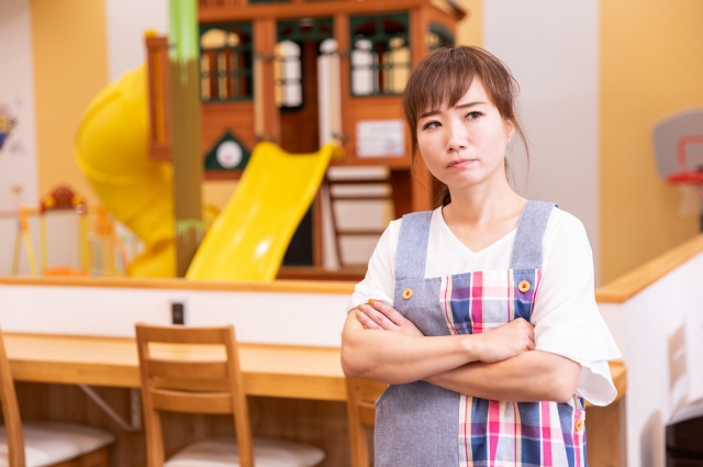 【保育士を辞めたい】人間関係・保育観・給料の悩みを解消！先輩100人の体験談と失敗しない対処法